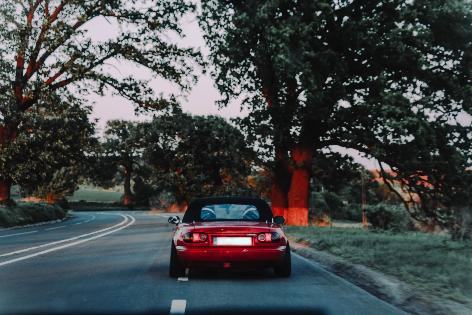 Essai d'un roadster sur une route ouverte